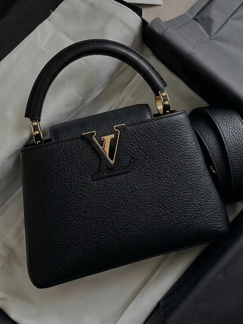 ルイ・ヴィトン カプシーヌ ブラック|箱に収まったトリヨンレザーと正面のLVの金具