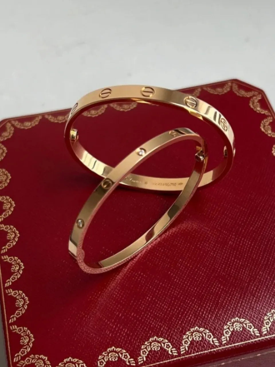 カルティエ ラブブレスレット イエローゴールド ジュエリーボックスの上に置かれたデザイン