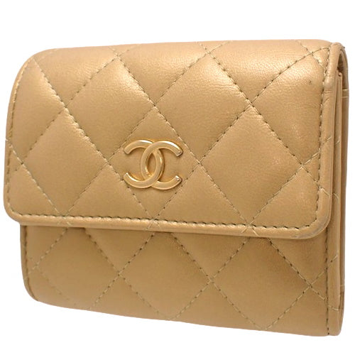 Matelasse Coco Mark 标志性印花小羊皮三折迷你钱包 AP0544