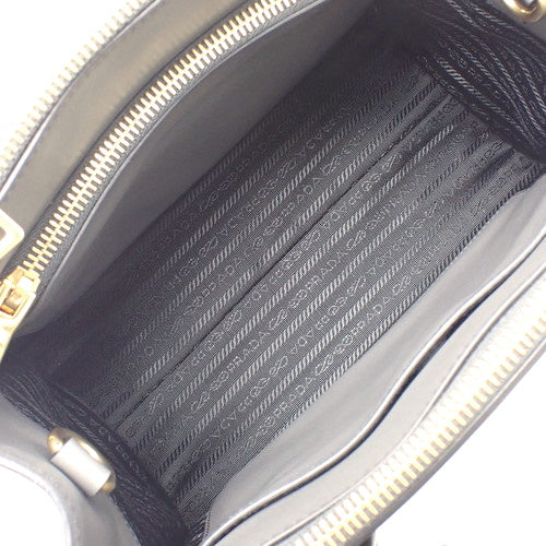 パラディグムバッグ 2WAY ショルダー 肩掛け サフィアーノレザー カーフ SAFFIANO+CITY CARF MERCURIO 1BA103