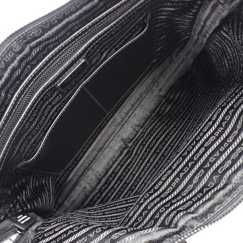三角形徽标牌公文包,尼龙和 Saffiano 皮革,Tessuto+Saffiano Nero,2VE368