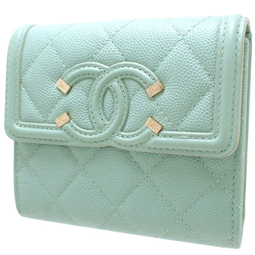 Matelasse CC Filigree 经典小号翻盖钱包,采用鱼子酱皮革制成 A81940