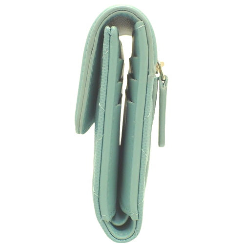 Matelasse CC Filigree 经典小号翻盖钱包,采用鱼子酱皮革制成 A81940