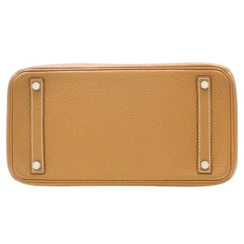 Birkin 30 采用 Taurillon Clemence 皮革制成,配有钯金配件和金色装饰。