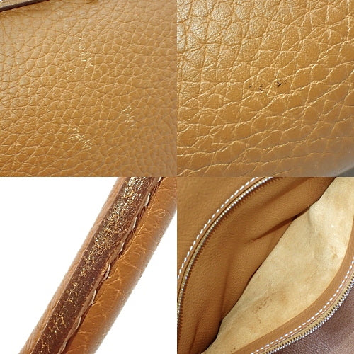 Birkin 30 采用 Taurillon Clemence 皮革制成,配有钯金配件和金色装饰。