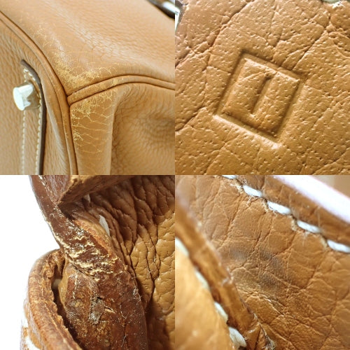 Birkin 30 采用 Taurillon Clemence 皮革制成,配有钯金配件和金色装饰。