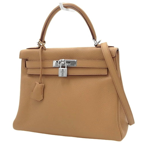 Kelly 28(内缝线)Taurillon Clemence 皮革,搭配钯金金属配件和 Tabac 驼色饰面。印有 □L 字样。