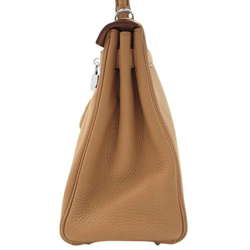 Kelly 28(内缝线)Taurillon Clemence 皮革,搭配钯金金属配件和 Tabac 驼色饰面。印有 □L 字样。