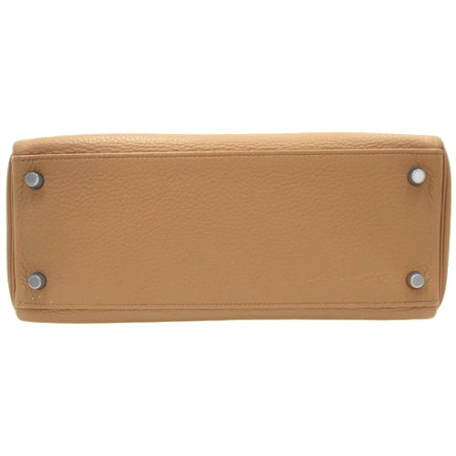 Kelly 28(内缝线)Taurillon Clemence 皮革,搭配钯金金属配件和 Tabac 驼色饰面。印有 □L 字样。