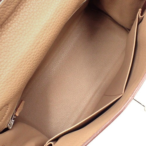 Kelly 28(内缝线)Taurillon Clemence 皮革,搭配钯金金属配件和 Tabac 驼色饰面。印有 □L 字样。