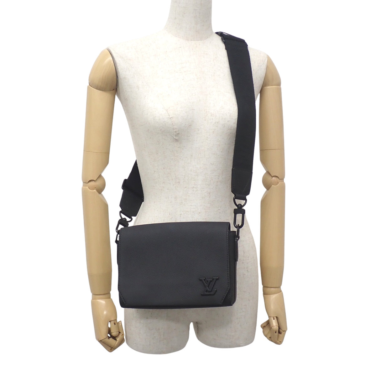 Aerogram Takeoff 粒面皮革斜挎包 黑色 M57080