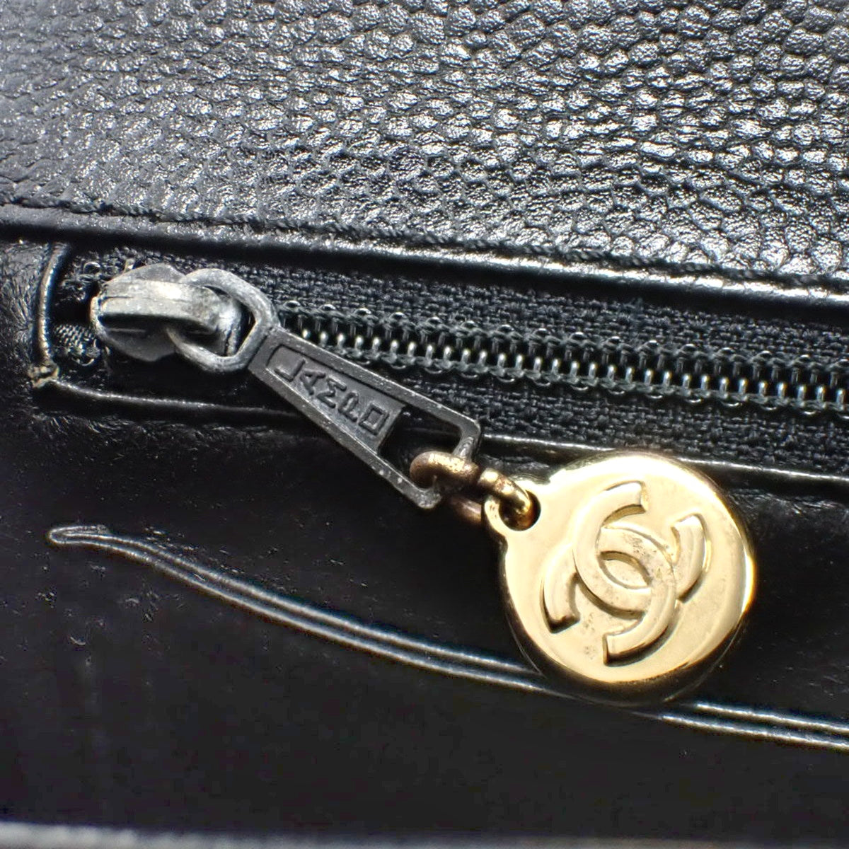 Matelasse Coco标志手提包,鱼子酱皮革,黑色,A12397