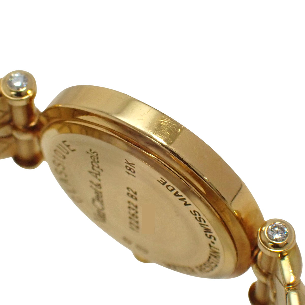 122632B2 Round YG Quartz White Diamond Bezel