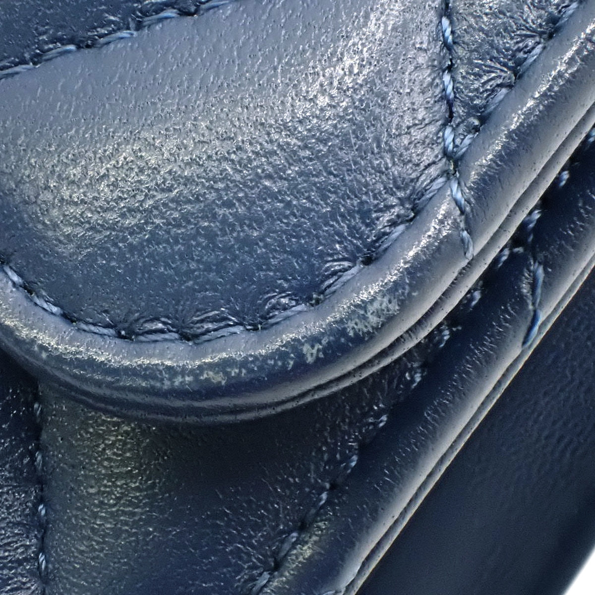 Matelasse 顶部手柄小羊皮迷你链条单肩包 (AP2682)