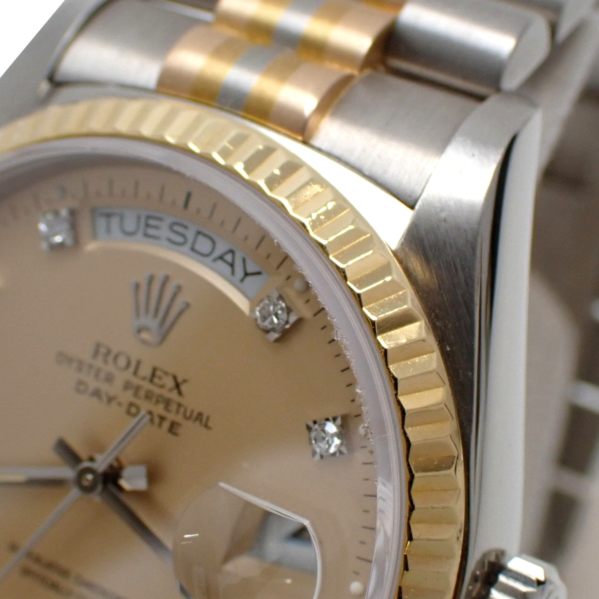 M18039 日期星期显示腕表,白金/黄金/玫瑰金材质,约1985年,自动上链,米色表盘,10颗钻石,三色金表链。