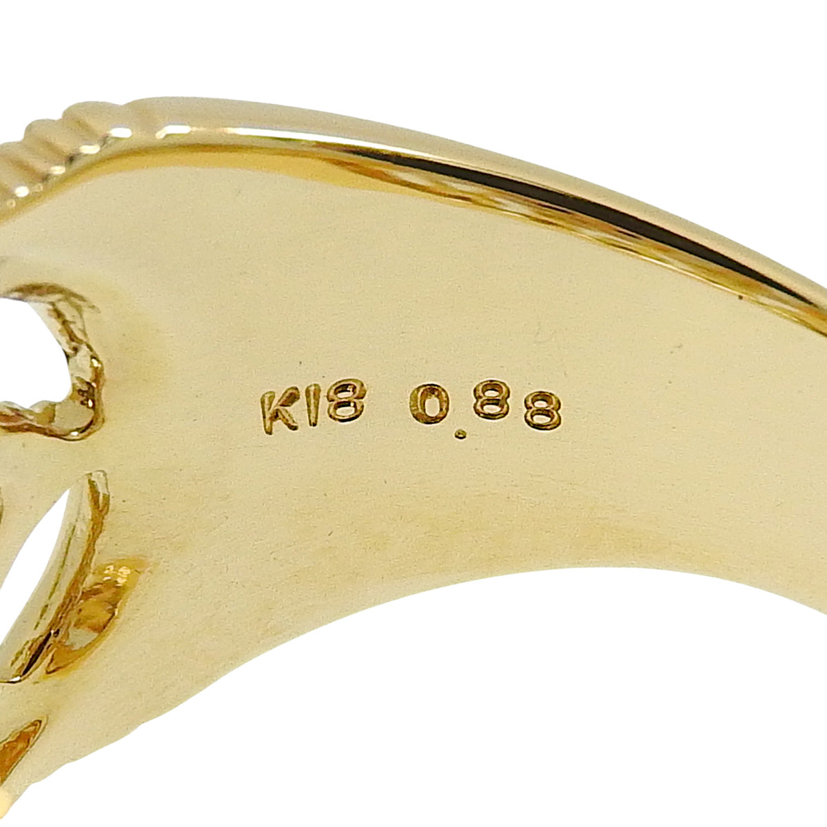 Diamond ring, 0.88 carats, 18K yellow gold.