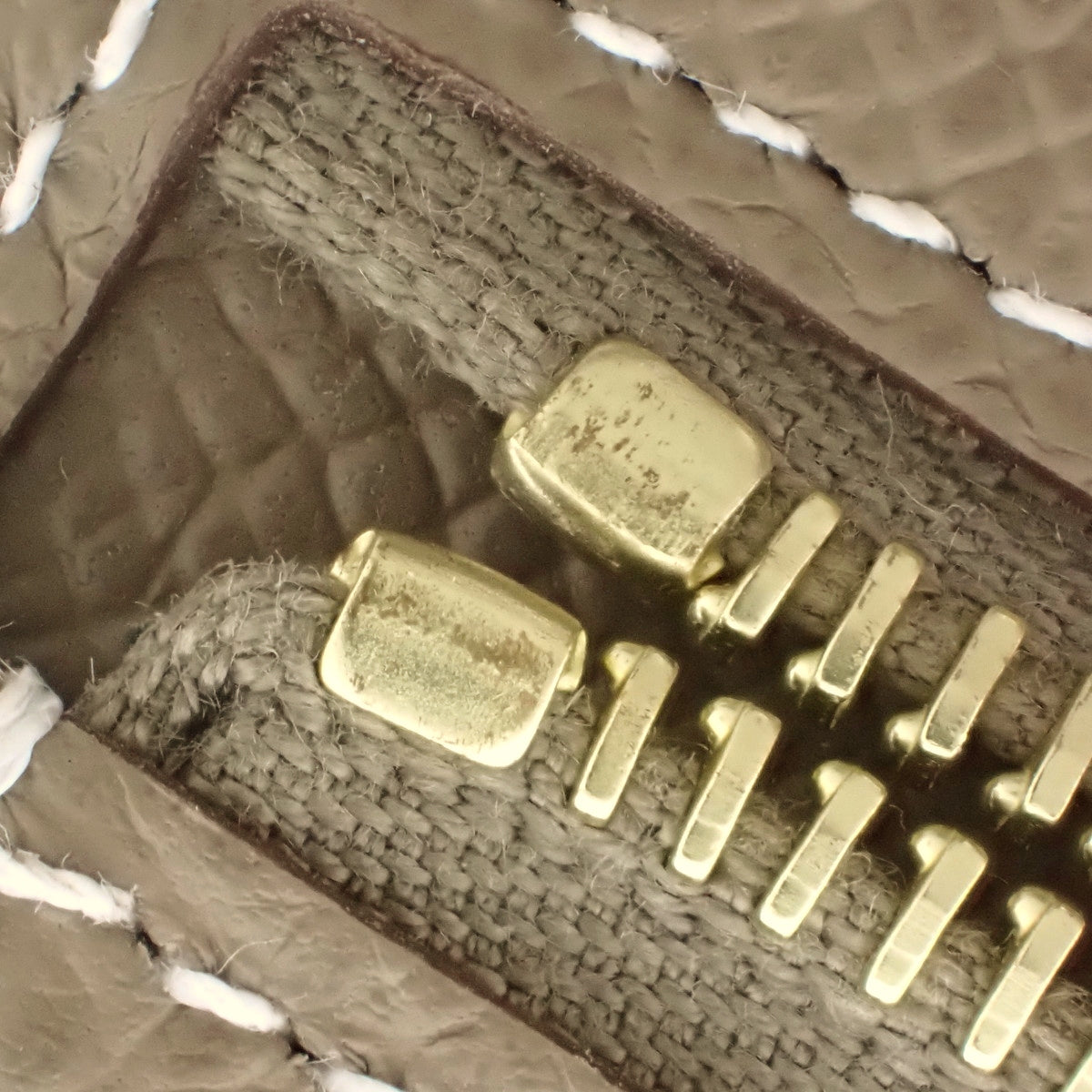 Be'an Compact, Epsom calfskin, Etoupe/Etoupe, gold hardware, W stamp.