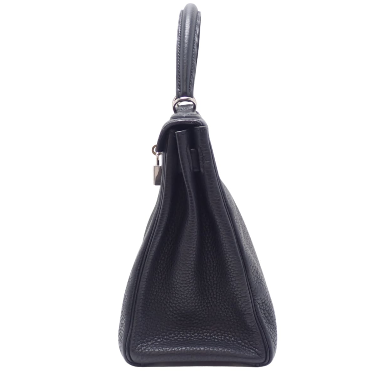 Kelly 28(内缝线)Taurillon 黑色皮革搭配银色金属配件和 Q 印章