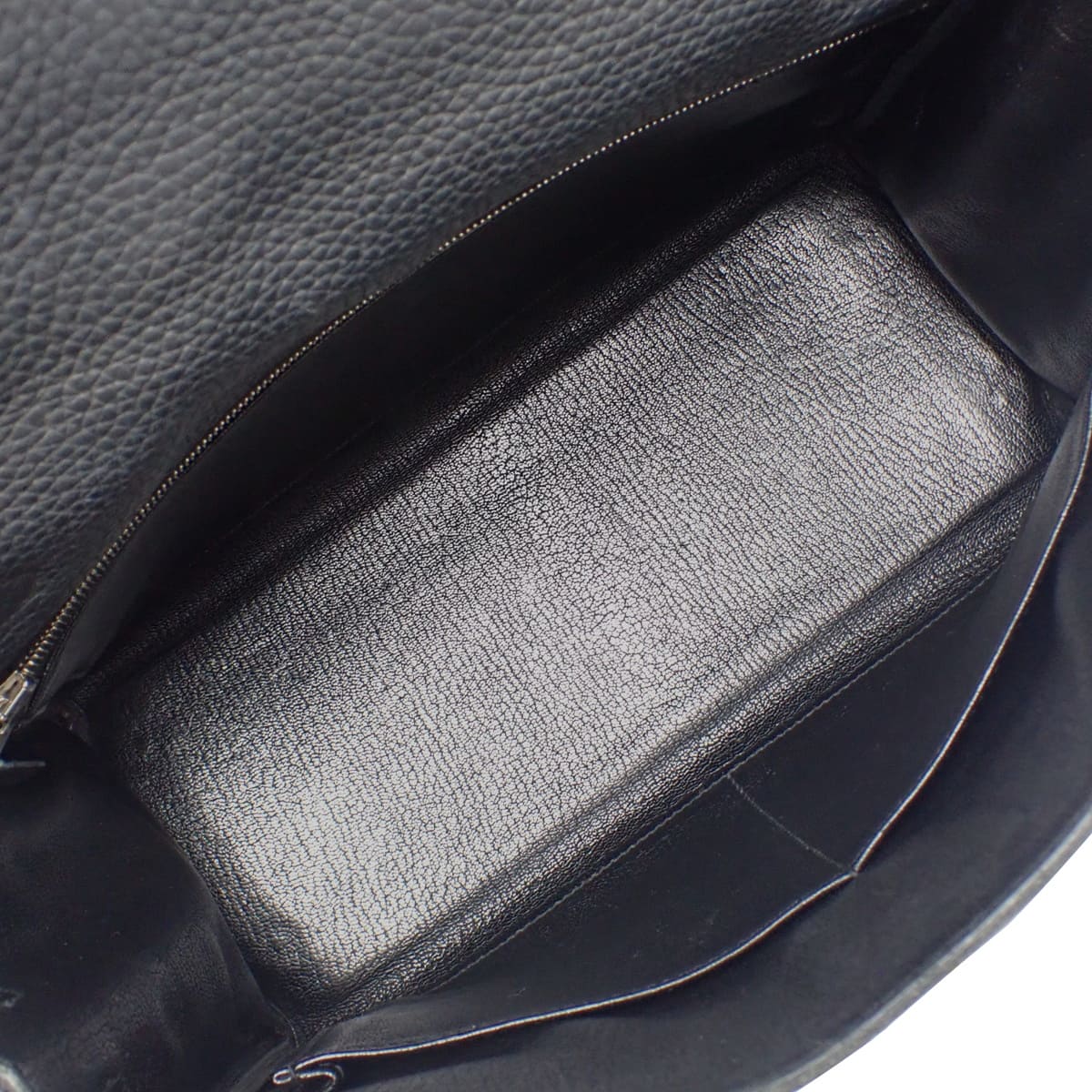 Kelly 28(内缝线)Taurillon 黑色皮革搭配银色金属配件和 Q 印章