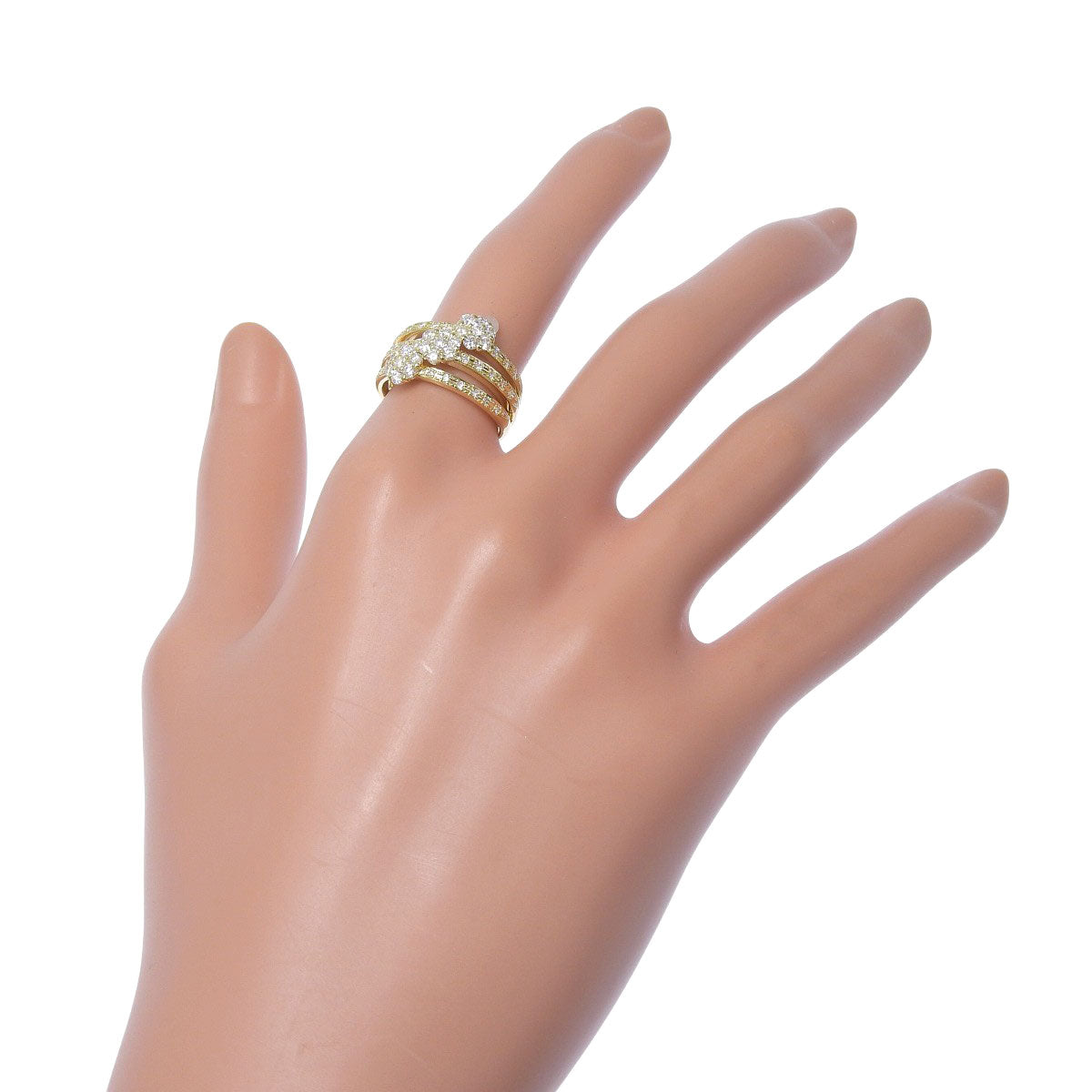 Flower diamond ring, 0.80 carats, 18k yellow gold.