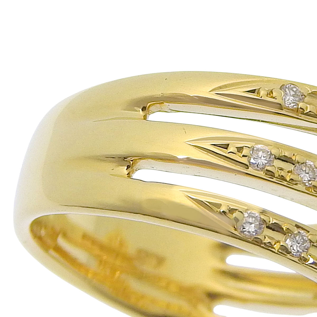 Flower diamond ring, 0.80 carats, 18k yellow gold.