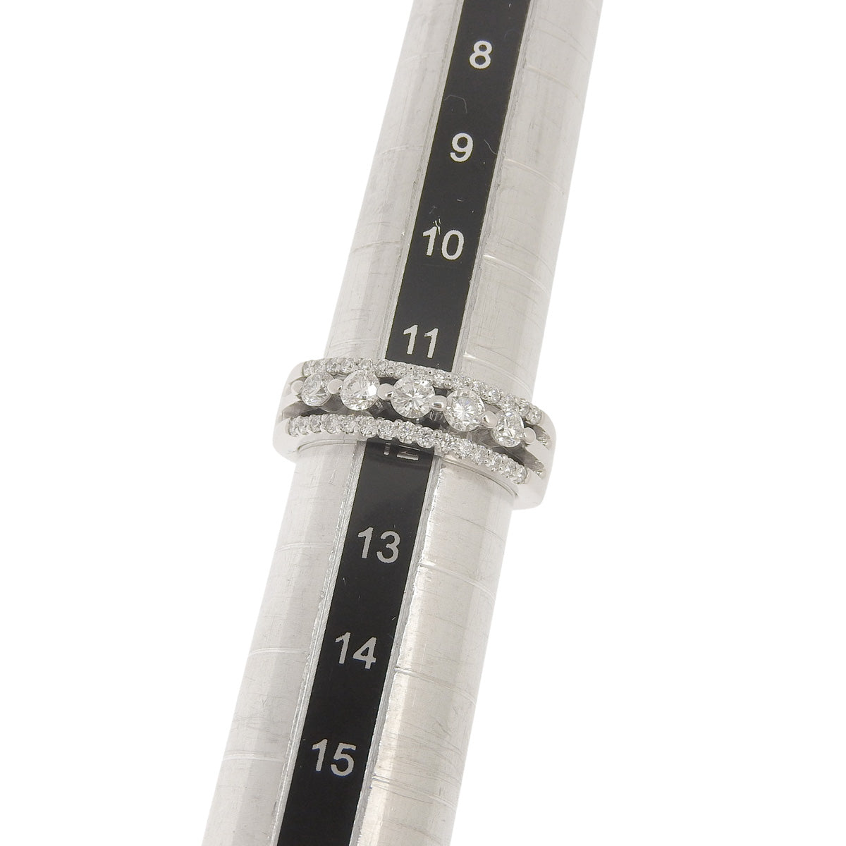 Diamond ring, 0.52 carats, 0.30 carats, 18K white gold.