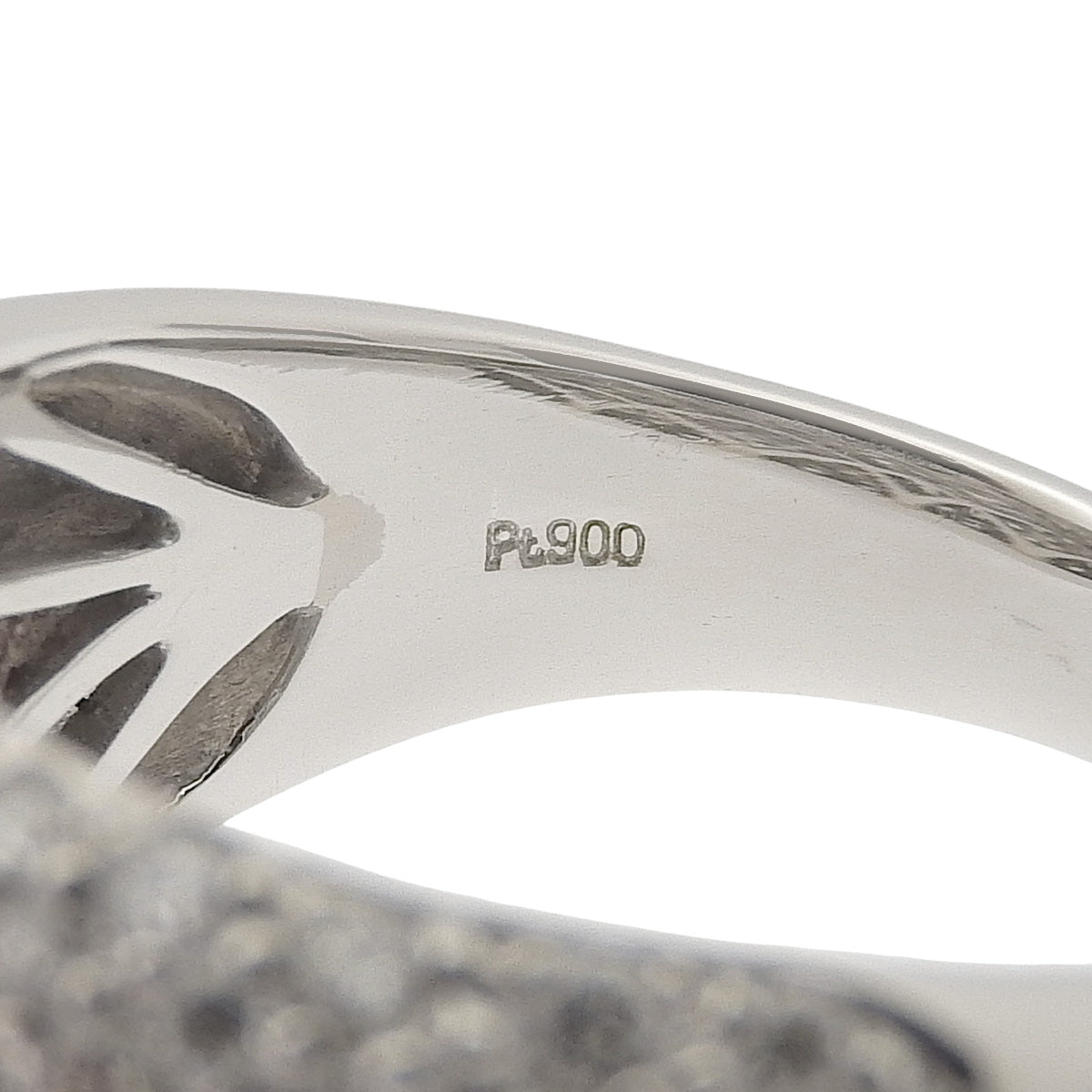 Diamond ring, 2.09 carats, pave-set, platinum (Pt900).