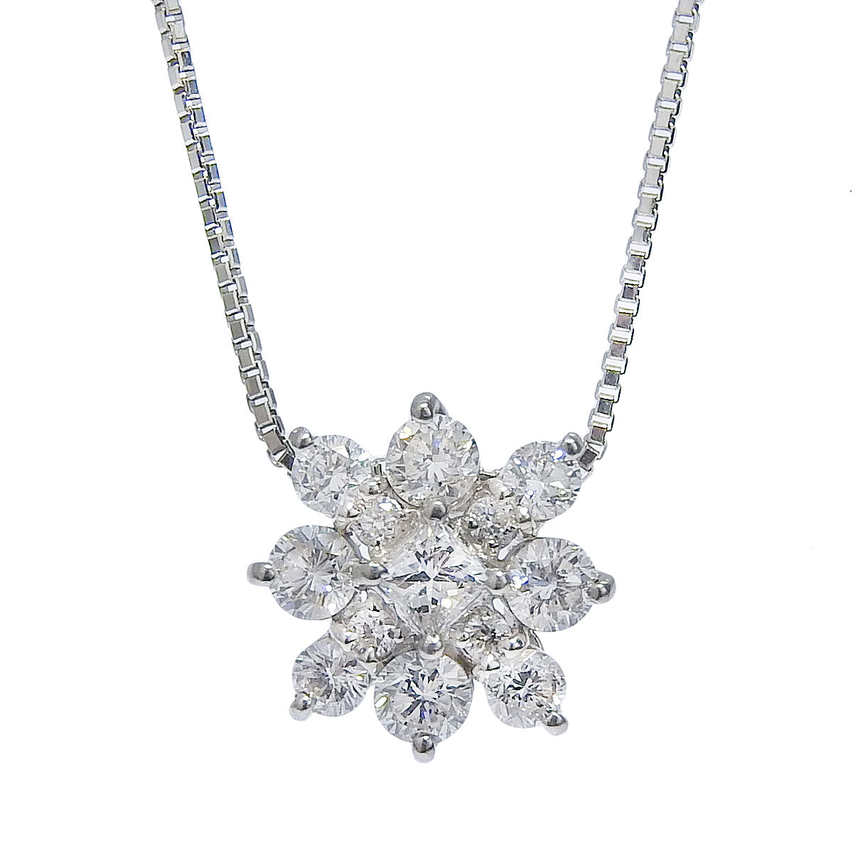Flower motif diamond necklace, 0.50 carats, Pt850/Pt900 platinum.