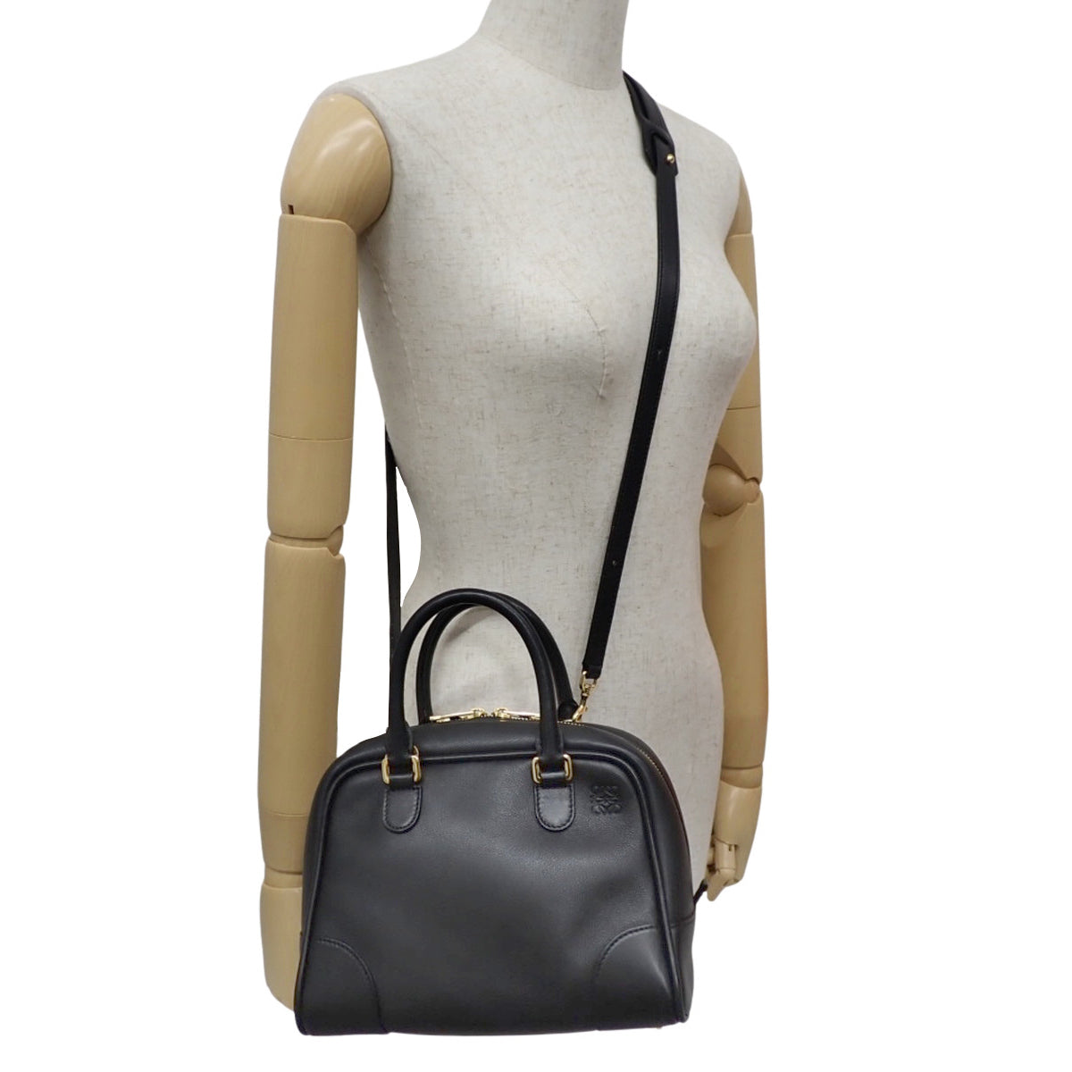 Amazona 23 handbag, calfskin, black.