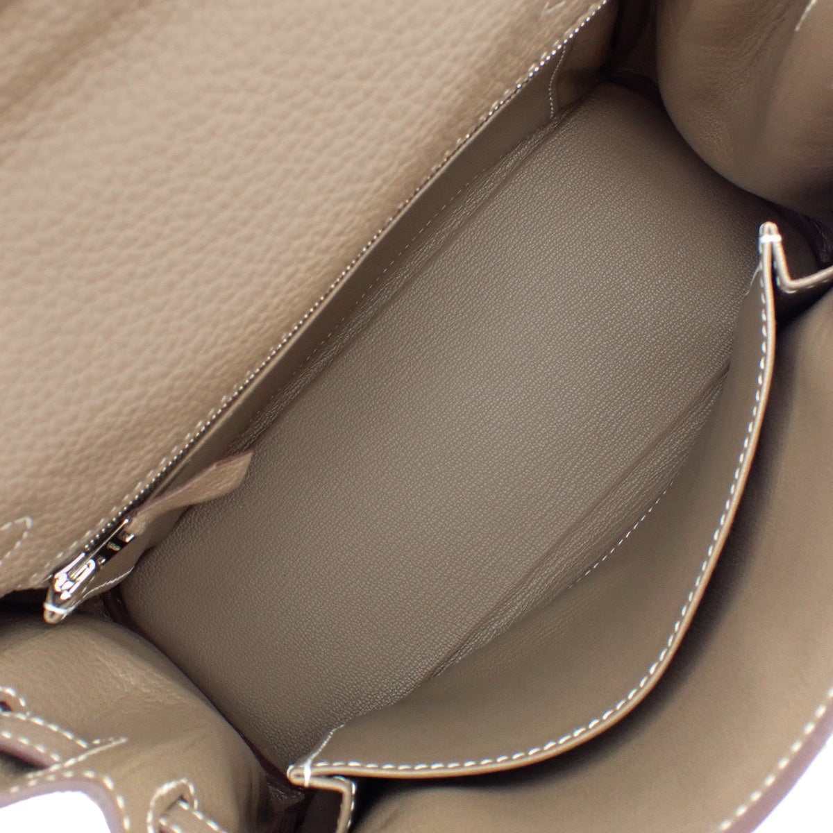 凯莉25(内缝)Taurillon Clemence皮革,钯金配件,象灰色/灰褐色,银色配件,B刻印。