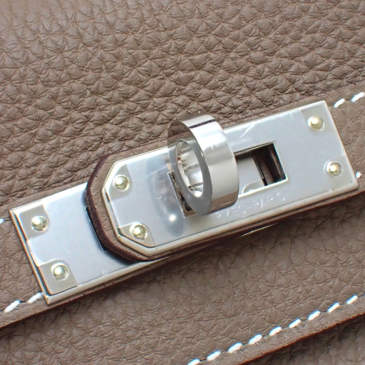 凯莉25(内缝)Taurillon Clemence皮革,钯金配件,象灰色/灰褐色,银色配件,B刻印。