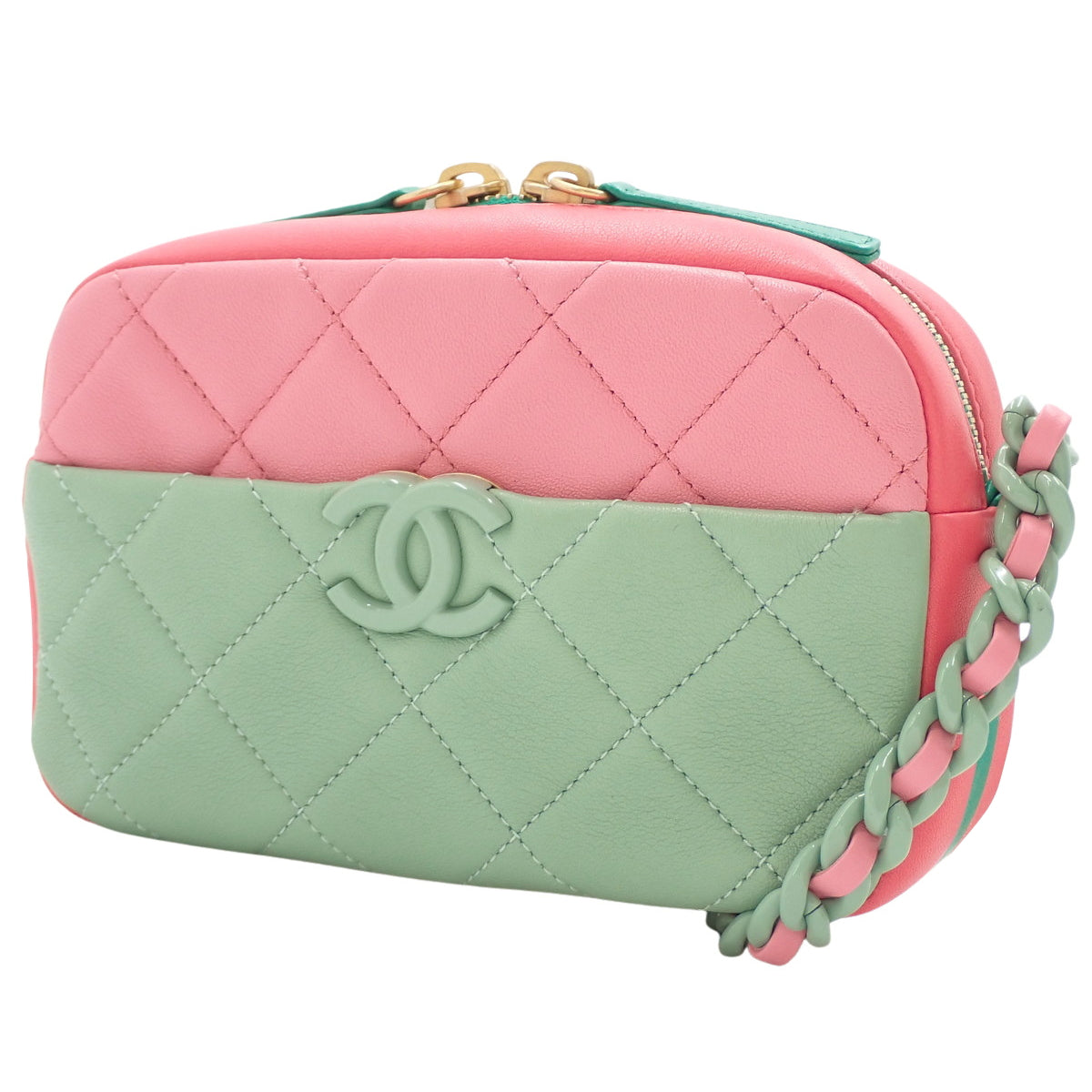香奈儿(Chanel)Matelasse菱格纹相机包,羊皮材质,粉色/绿色。