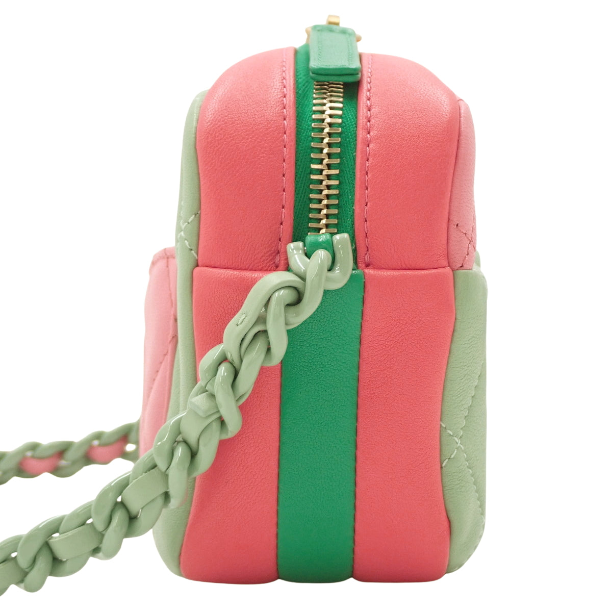 香奈儿(Chanel)Matelasse菱格纹相机包,羊皮材质,粉色/绿色。