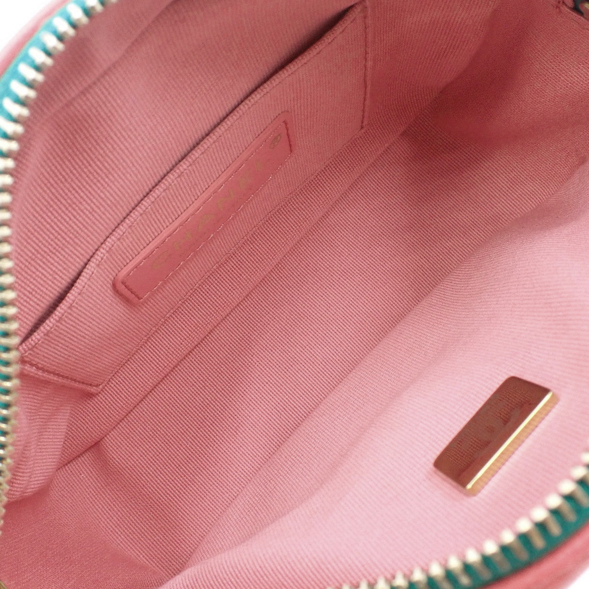 香奈儿(Chanel)Matelasse菱格纹相机包,羊皮材质,粉色/绿色。