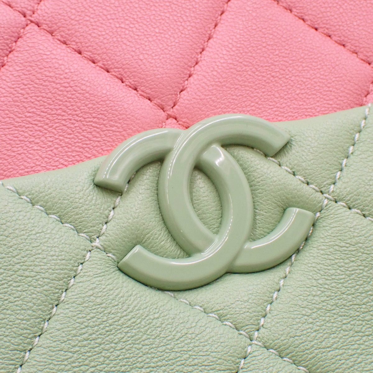 香奈儿(Chanel)Matelasse菱格纹相机包,羊皮材质,粉色/绿色。