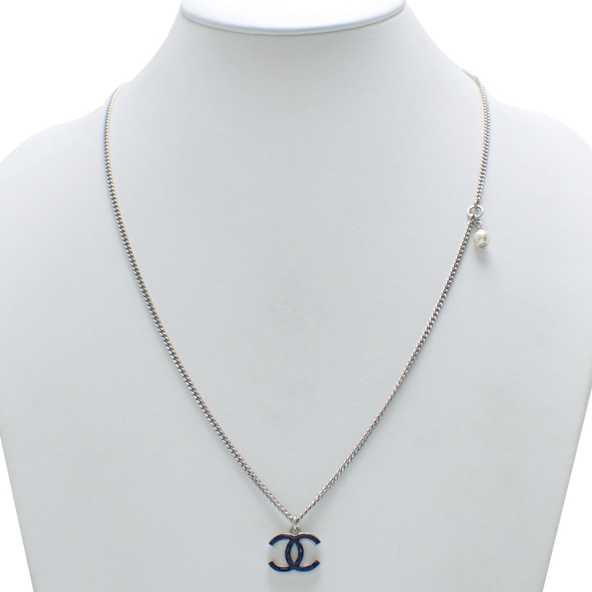 香奈儿标志项链,金属材质,仿珍珠。