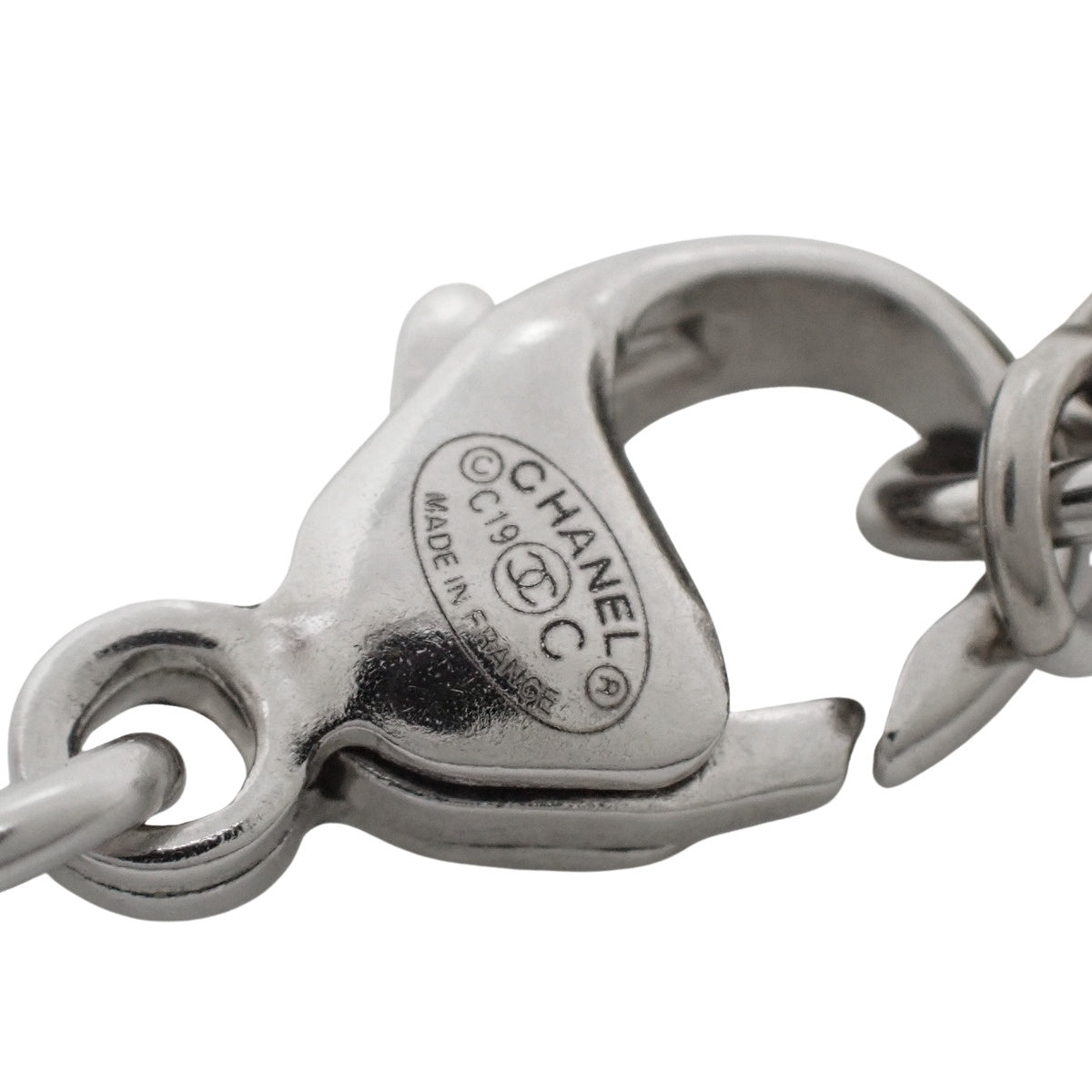 香奈儿标志项链,金属材质,仿珍珠。