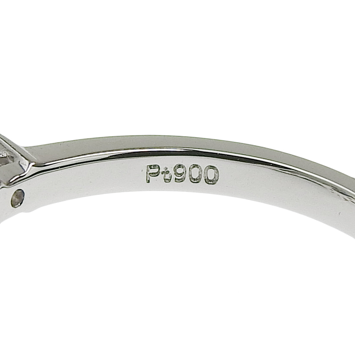 Sapphire and diamond ring in platinum Pt900