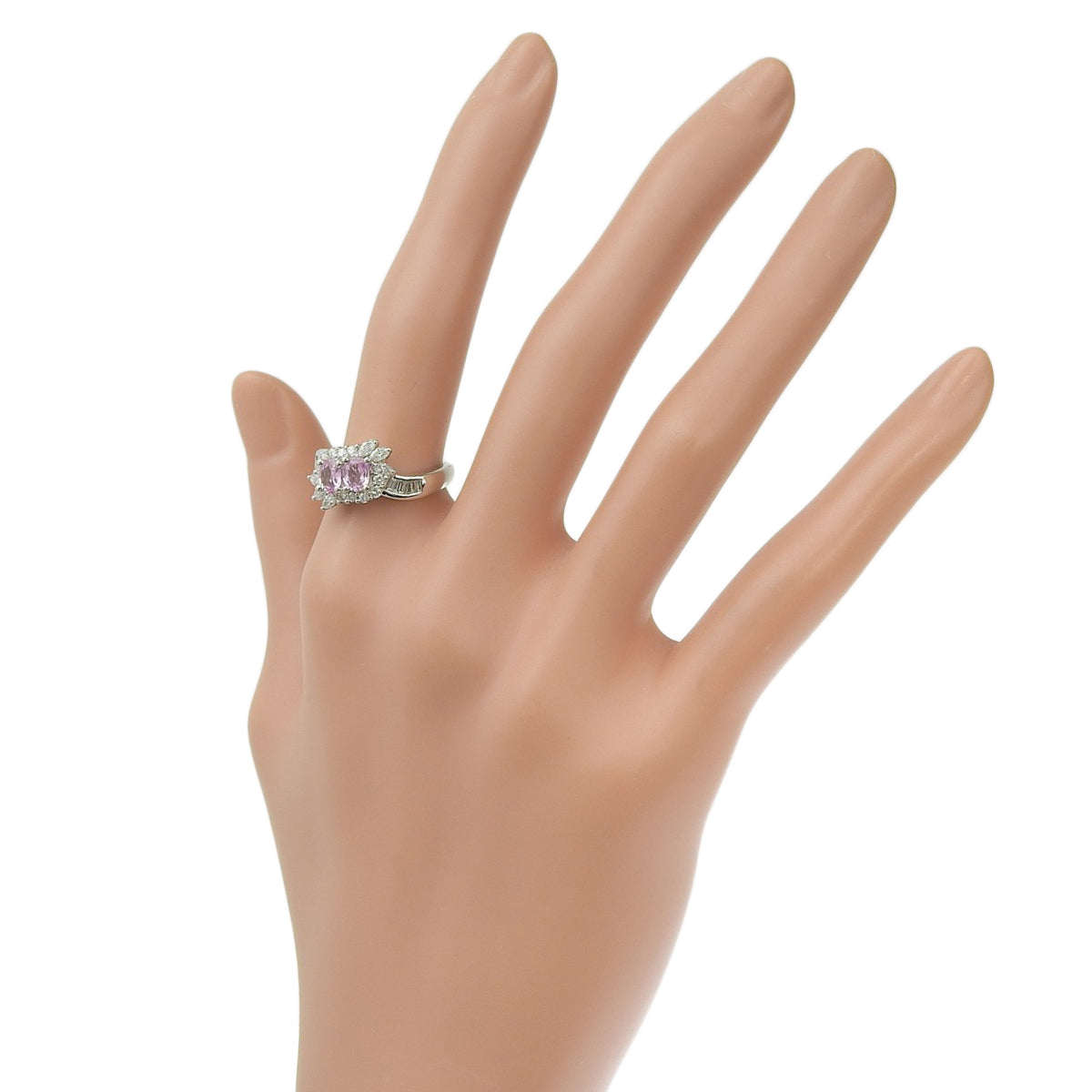 铂金(Pt900)镶嵌粉色蓝宝石和钻石戒指