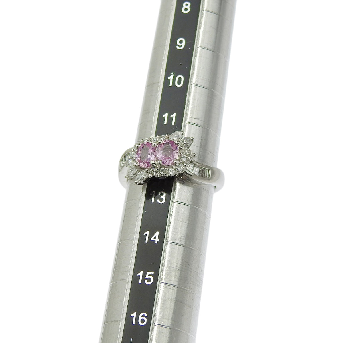 铂金(Pt900)镶嵌粉色蓝宝石和钻石戒指