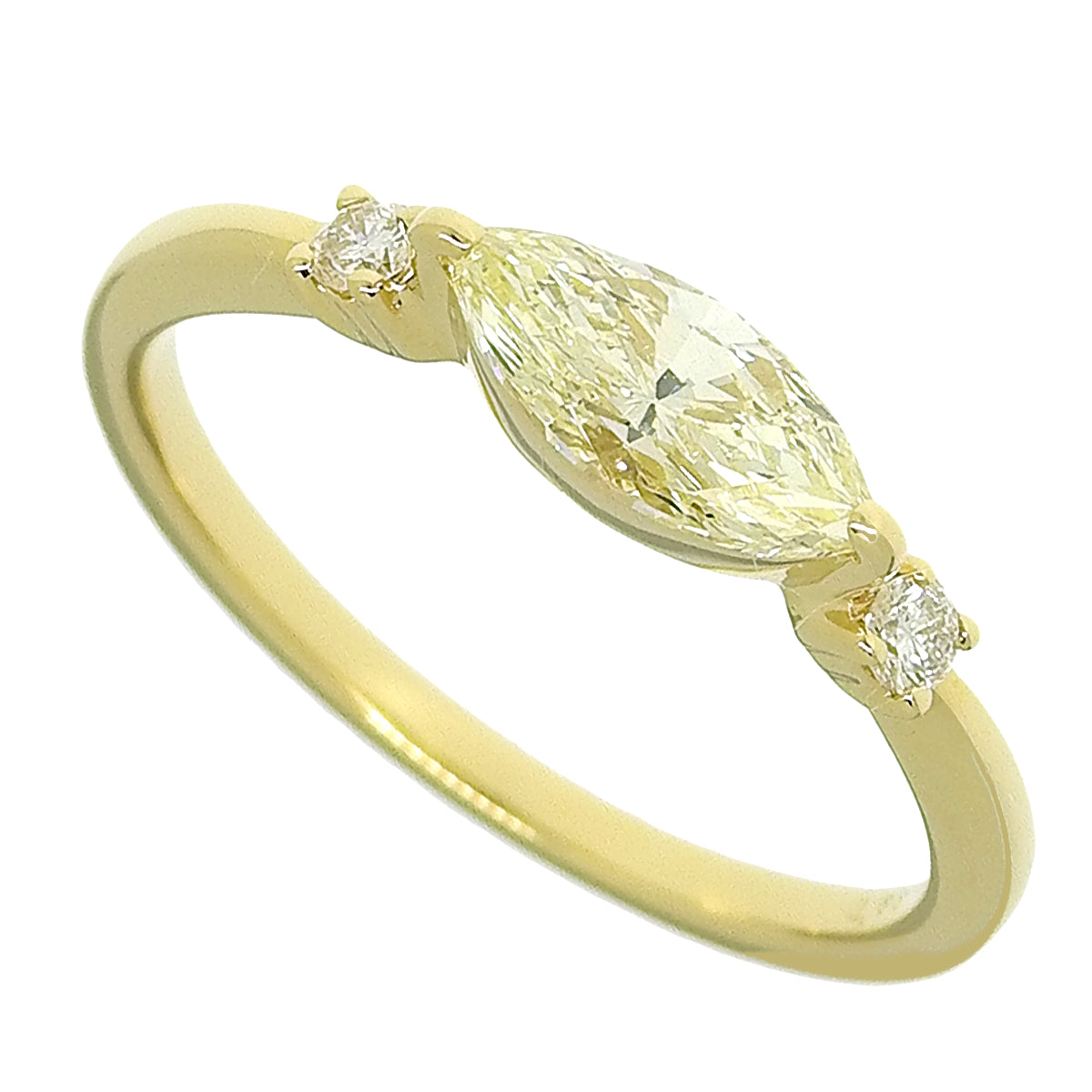 Diamond ring, 0.66 carats, 0.07 carats (side stones), 18k yellow gold.