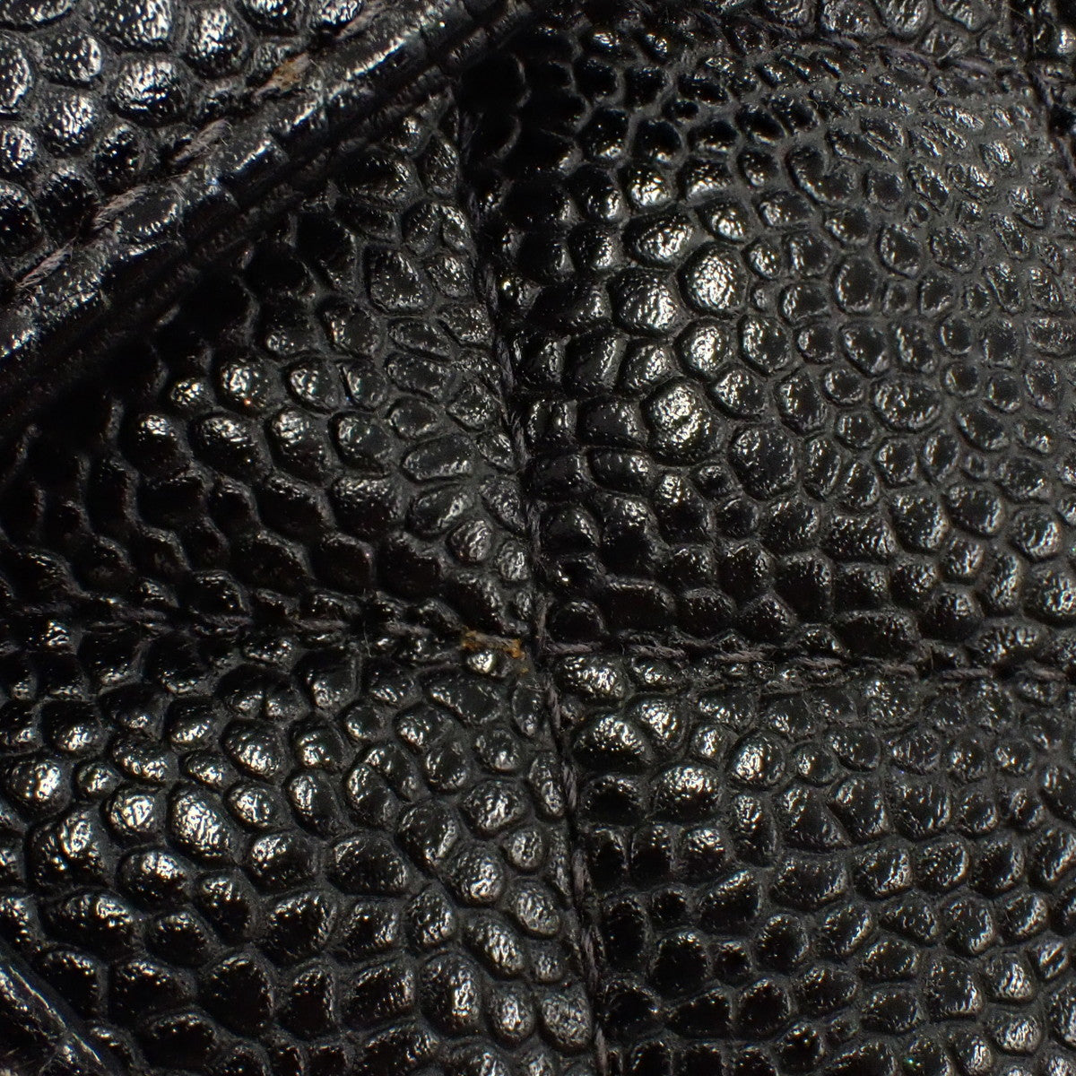 Matelasse Coco标志双层翻盖链条单肩包,鱼子酱纹皮革,黑色