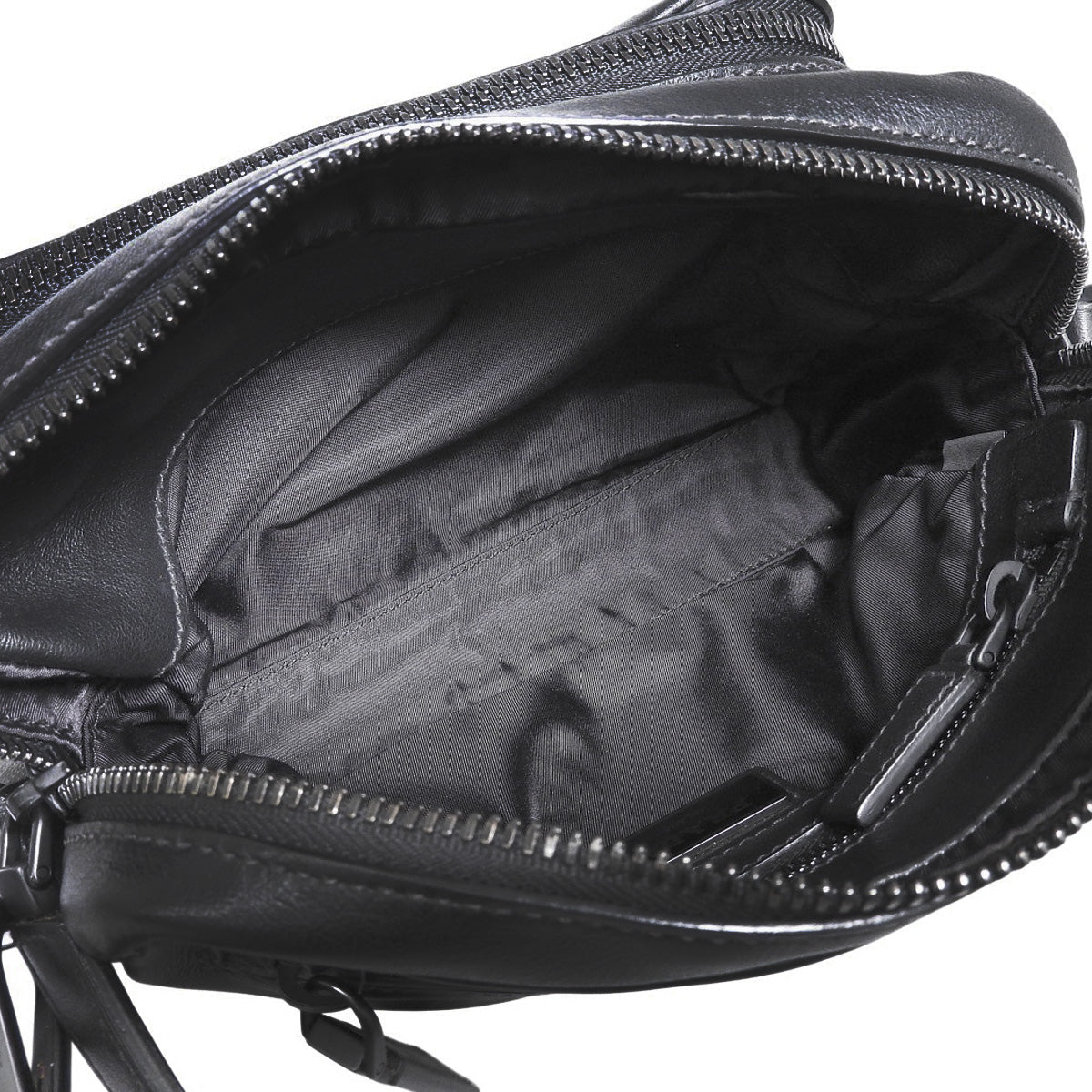 ロゴプレートショルダーバッグ カーフ ブラック 2VH043