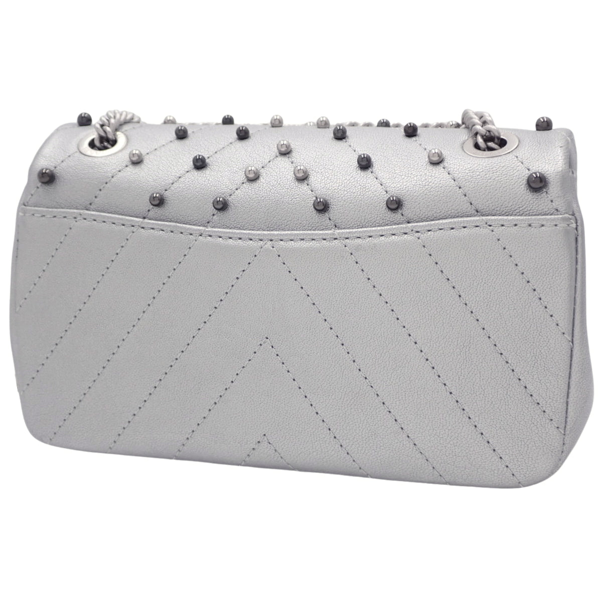 香奈儿(Chanel)Chevron纹理Coco标志链条单肩包,皮革材质,银色。