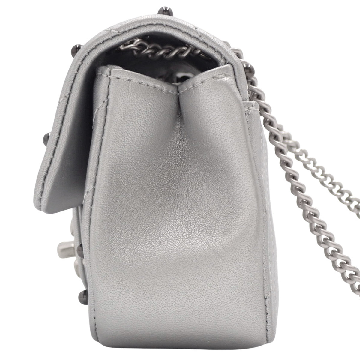 香奈儿(Chanel)Chevron纹理Coco标志链条单肩包,皮革材质,银色。