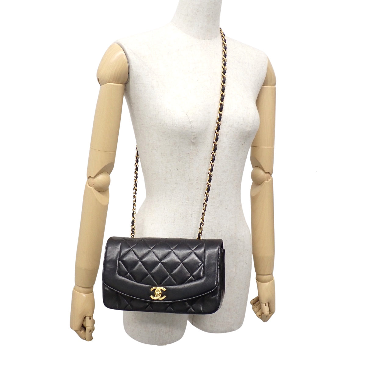 Matelasse Diana 22 Chain Shoulder Bag, Lambskin, Black