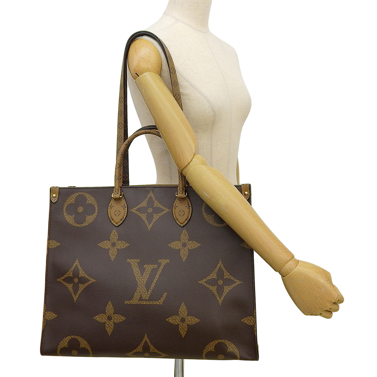 Monogram Giant Reverse On-the-Go GM M44576