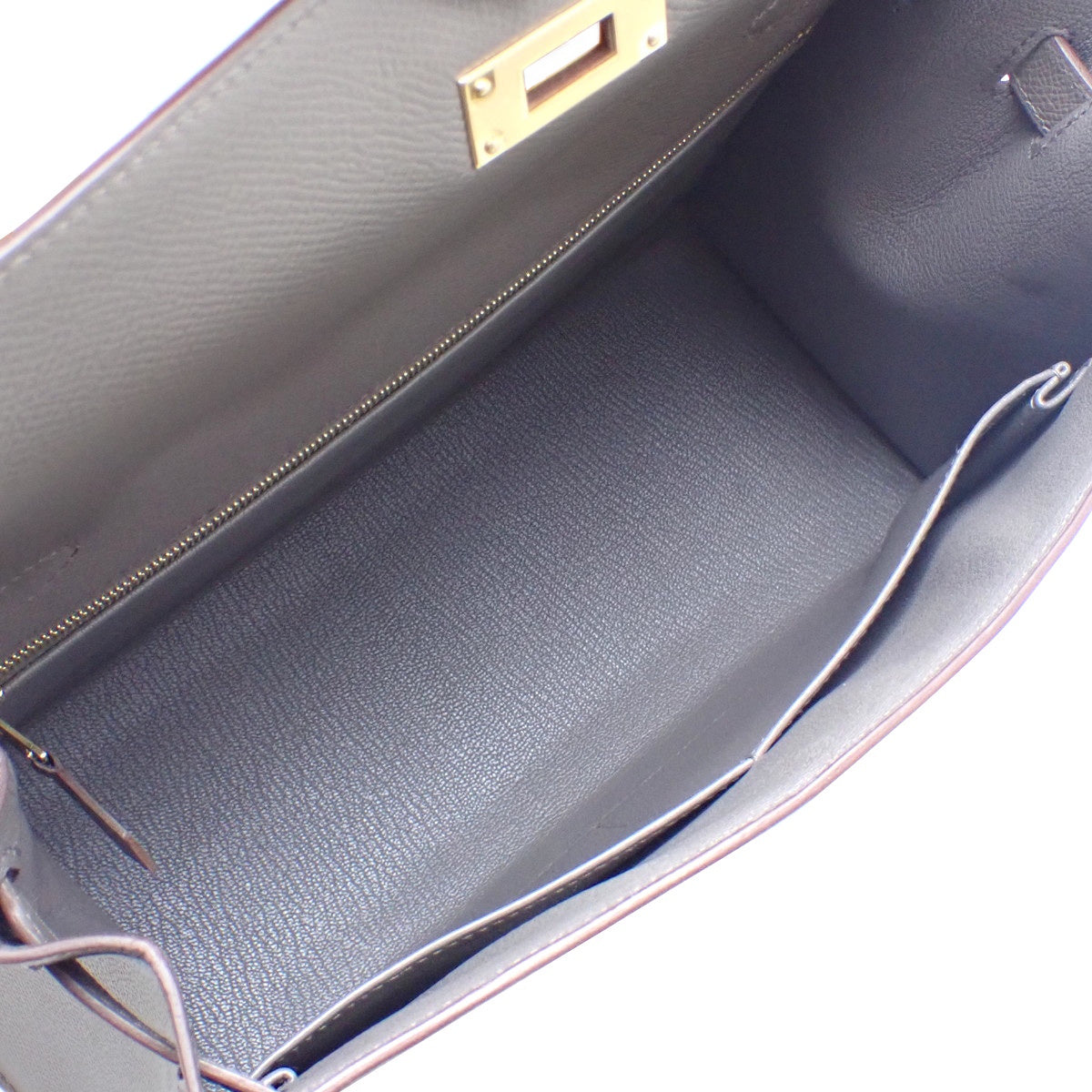 Kelly 28 (exterior stitching), Epsom calfskin, Etoupe (color), gold hardware, Z stamp.