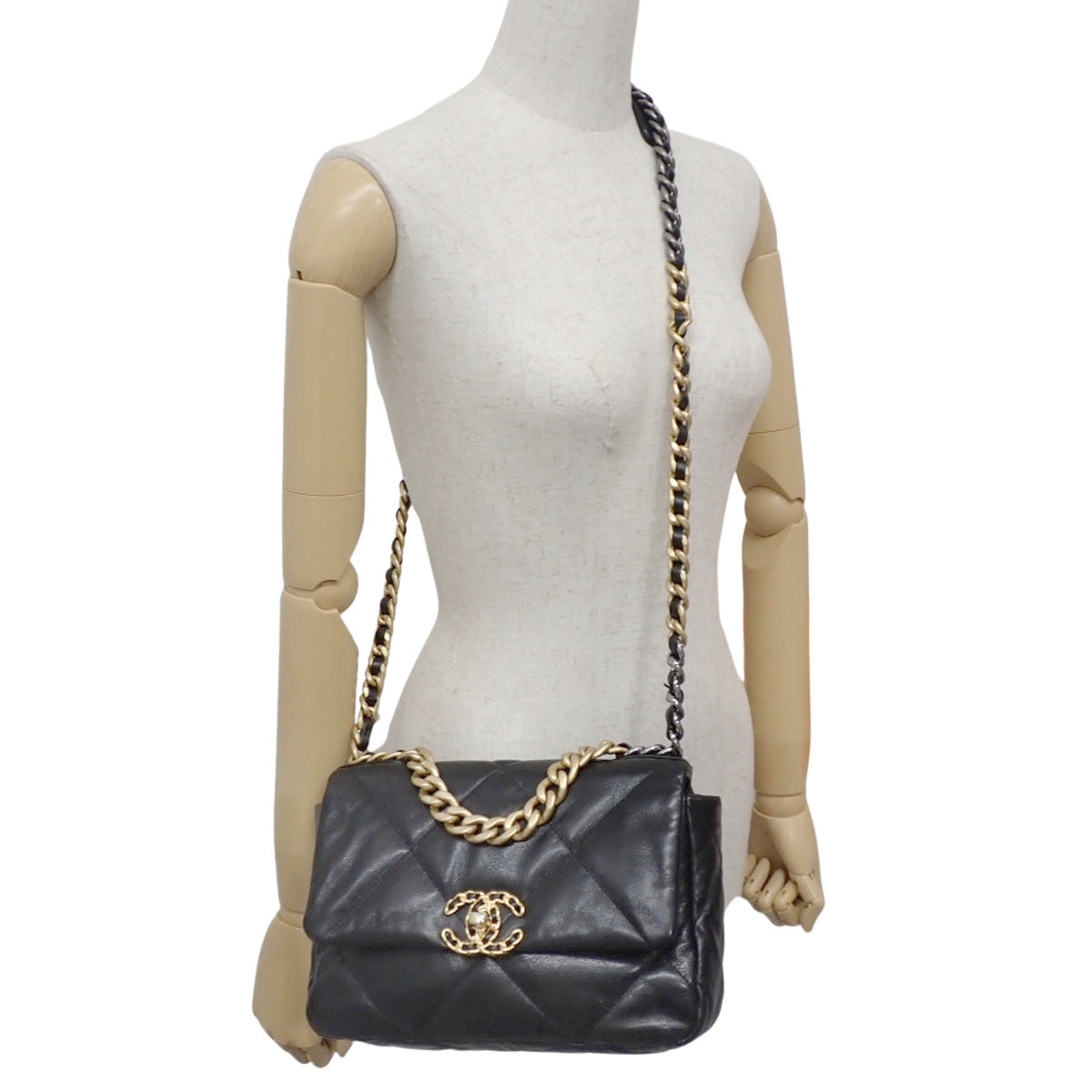 Matelasse Chanel 19 Leather Black Shoulder Bag/Crossbody Bag with Chain Strap