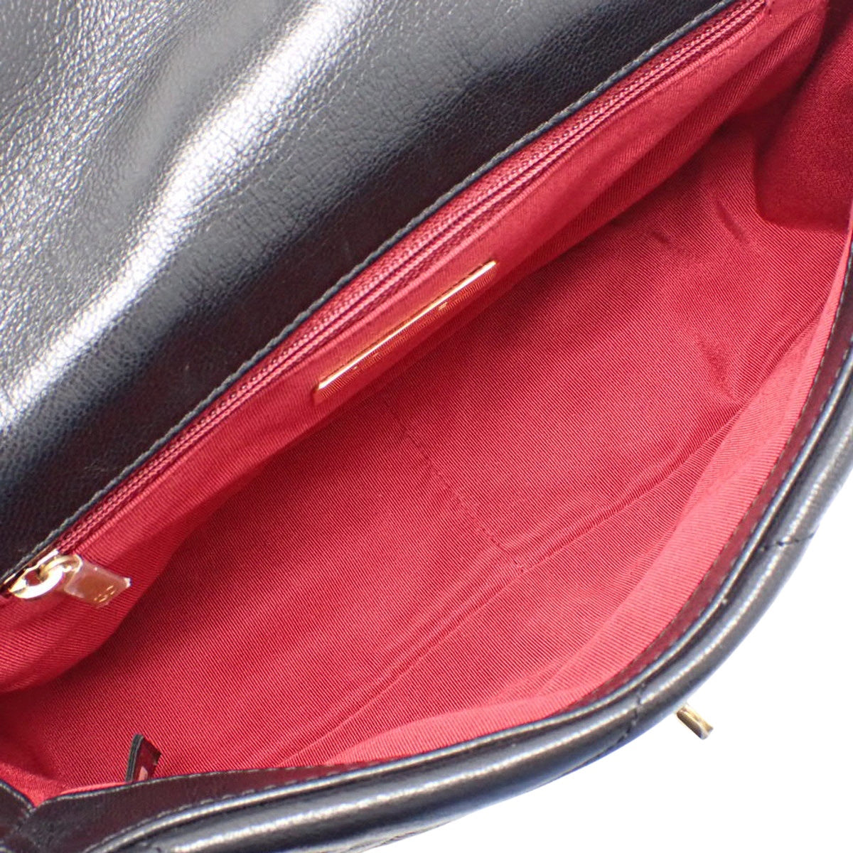 Matelasse Chanel 19 Leather Black Shoulder Bag/Crossbody Bag with Chain Strap